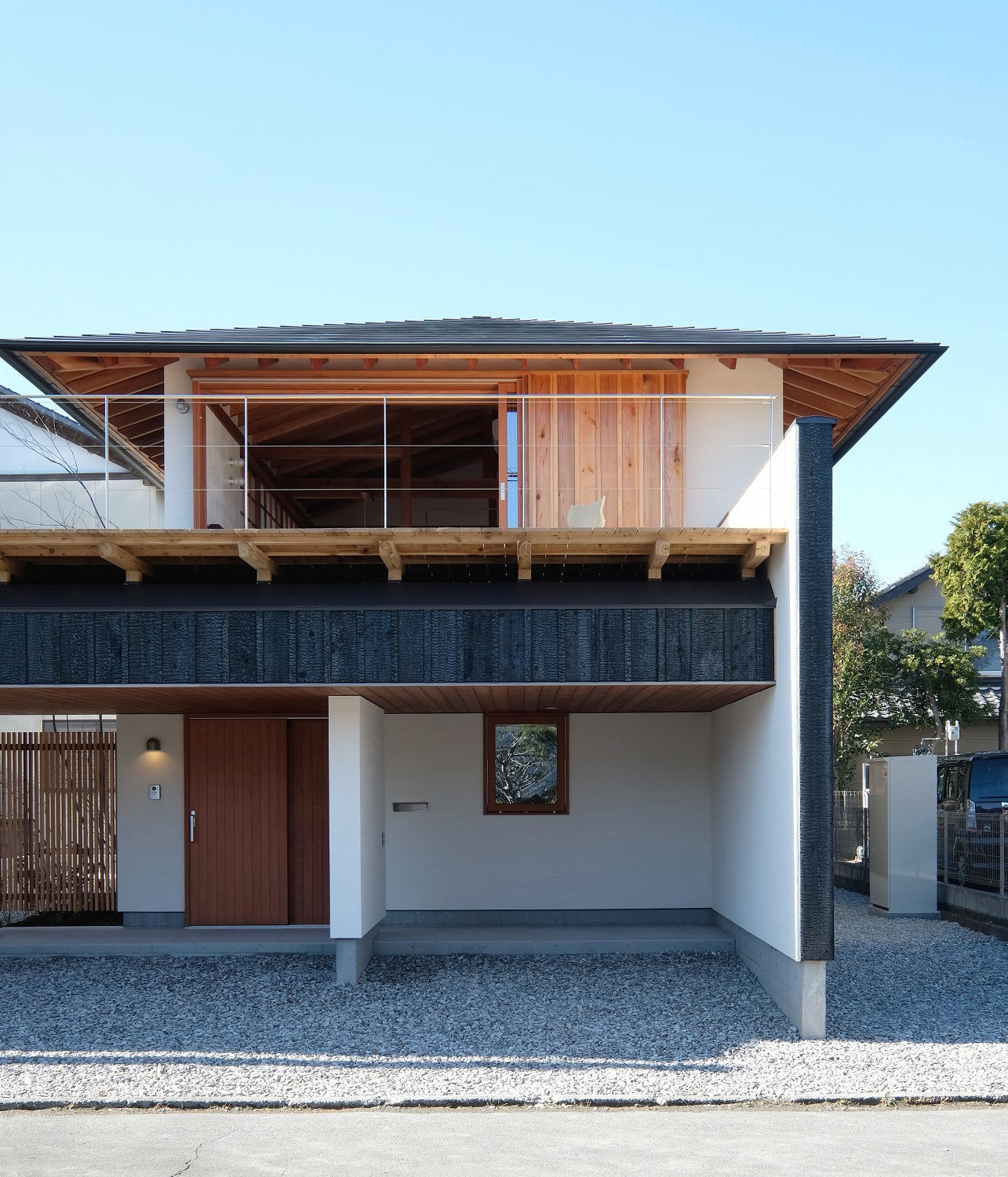 焼杉と白壁の外観に木製サッシが映える住まい(掛川市・葛川の家)