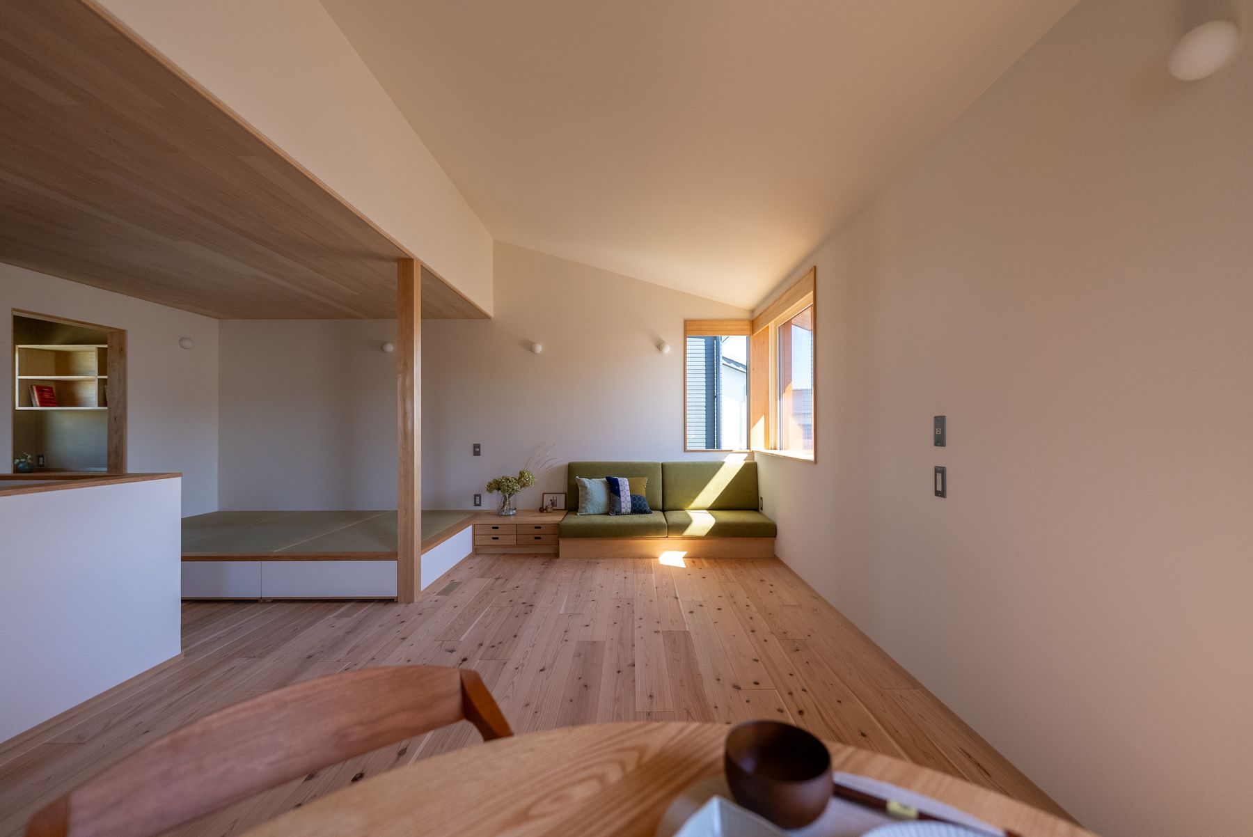 勾配の板張り天井の居間
